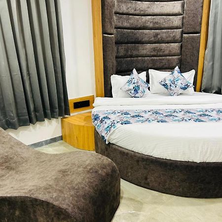 Hotel M Grand Ahmedabad Esterno foto