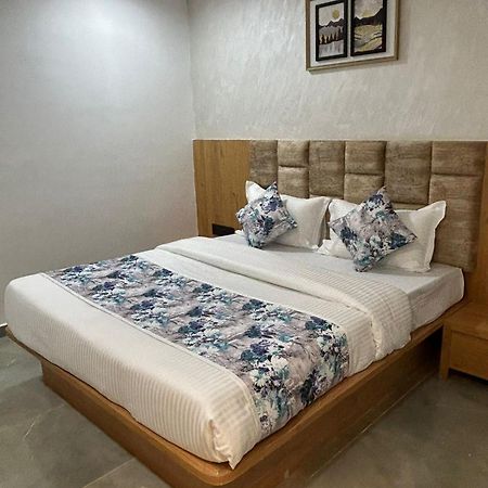 Hotel M Grand Ahmedabad Esterno foto