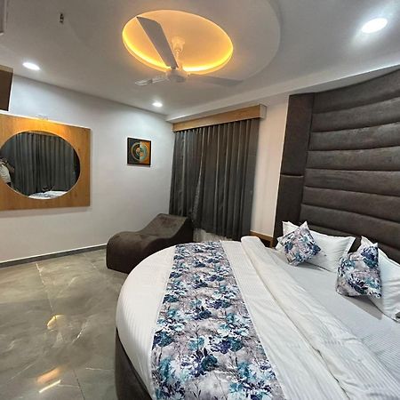 Hotel M Grand Ahmedabad Esterno foto