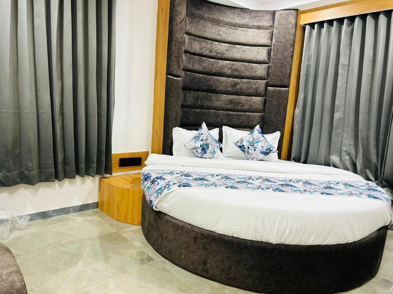 Hotel M Grand Ahmedabad Esterno foto
