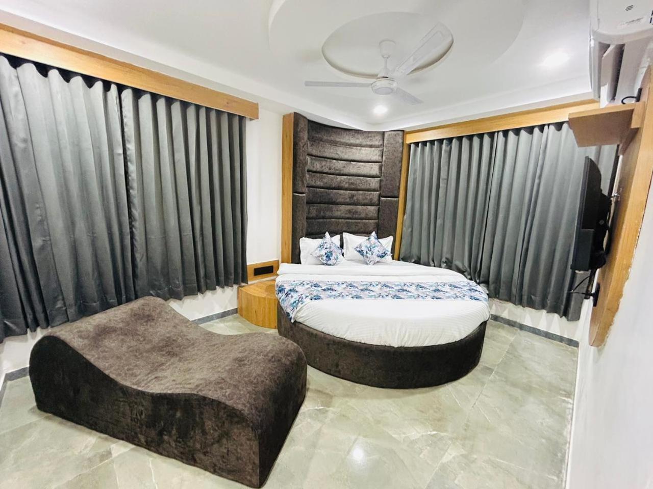 Hotel M Grand Ahmedabad Esterno foto