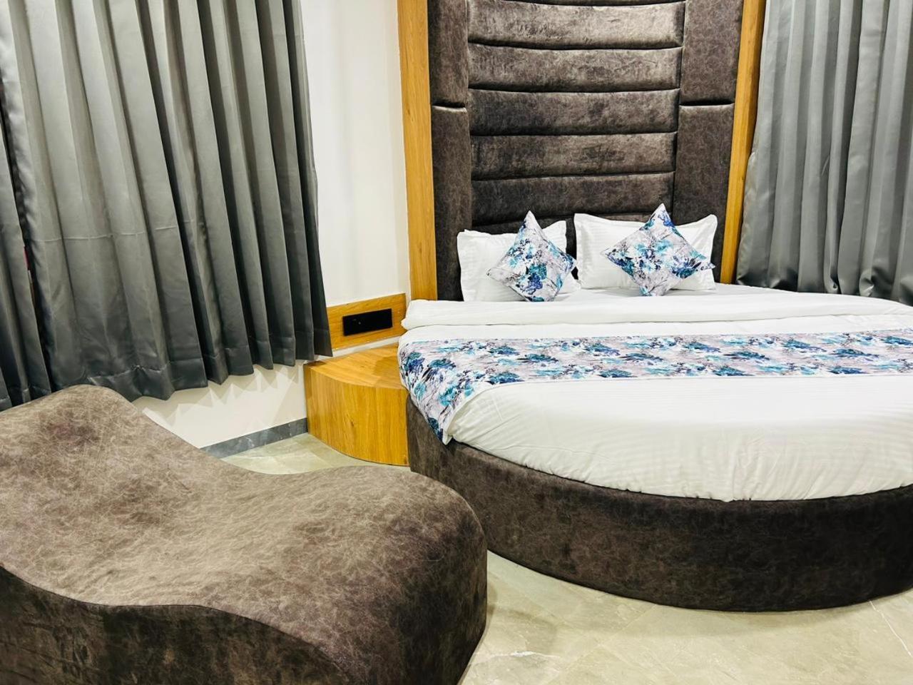 Hotel M Grand Ahmedabad Esterno foto