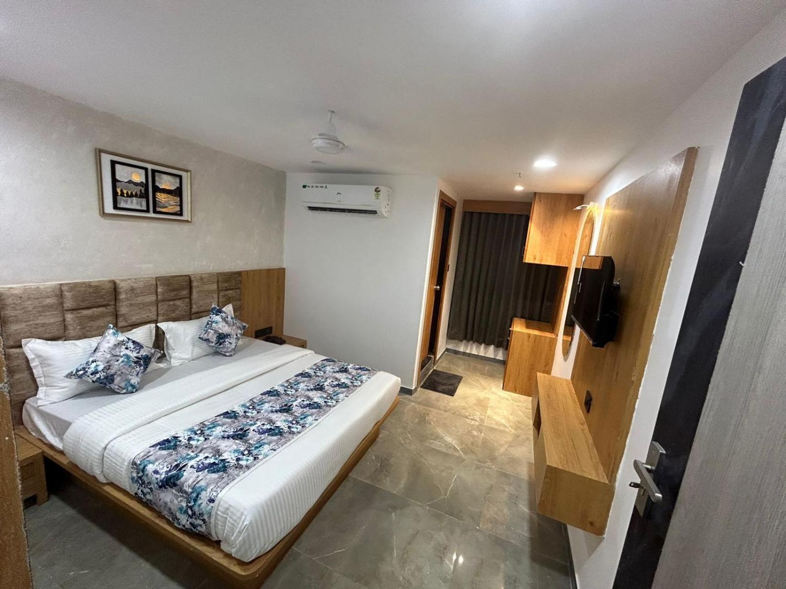 Hotel M Grand Ahmedabad Esterno foto