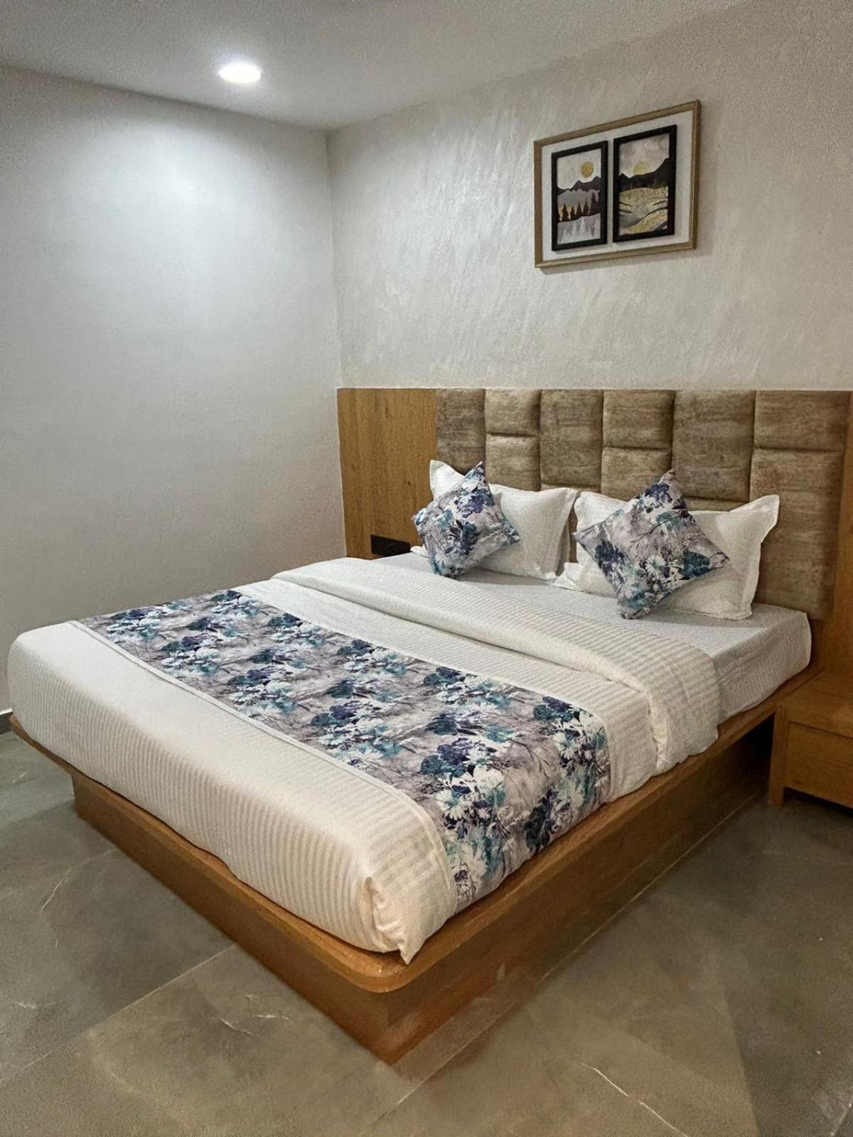 Hotel M Grand Ahmedabad Esterno foto