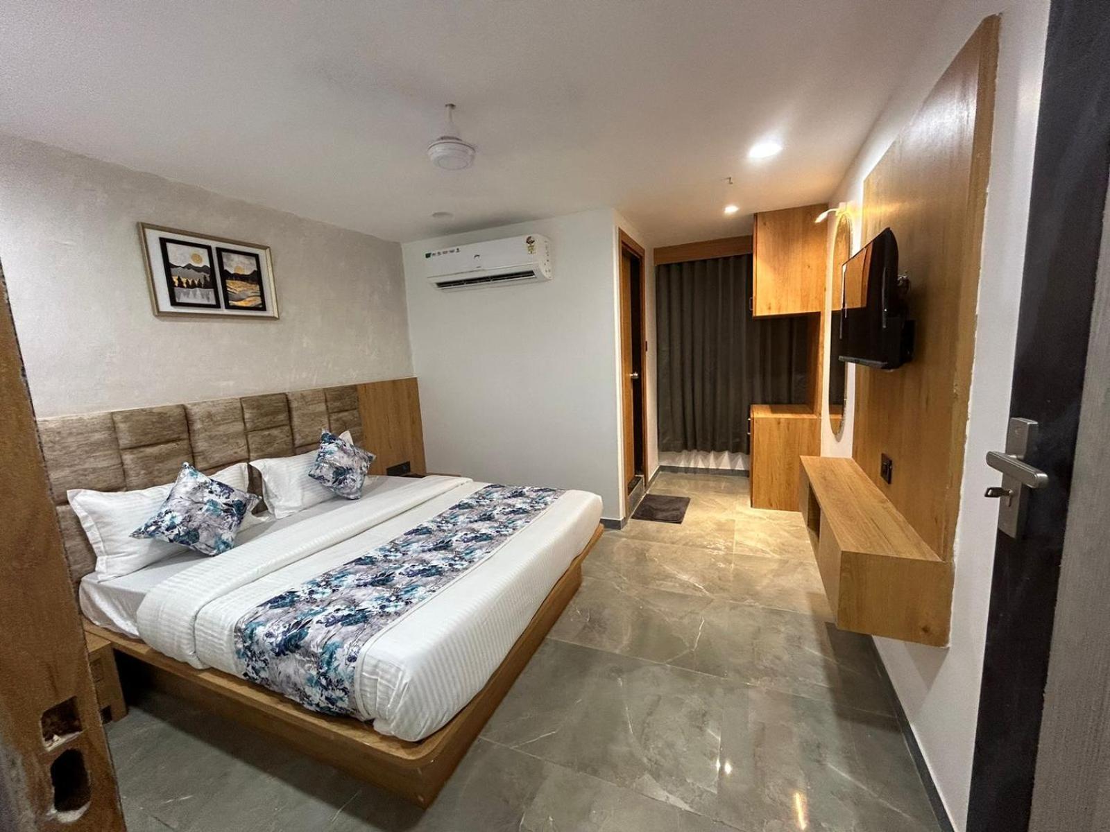 Hotel M Grand Ahmedabad Esterno foto