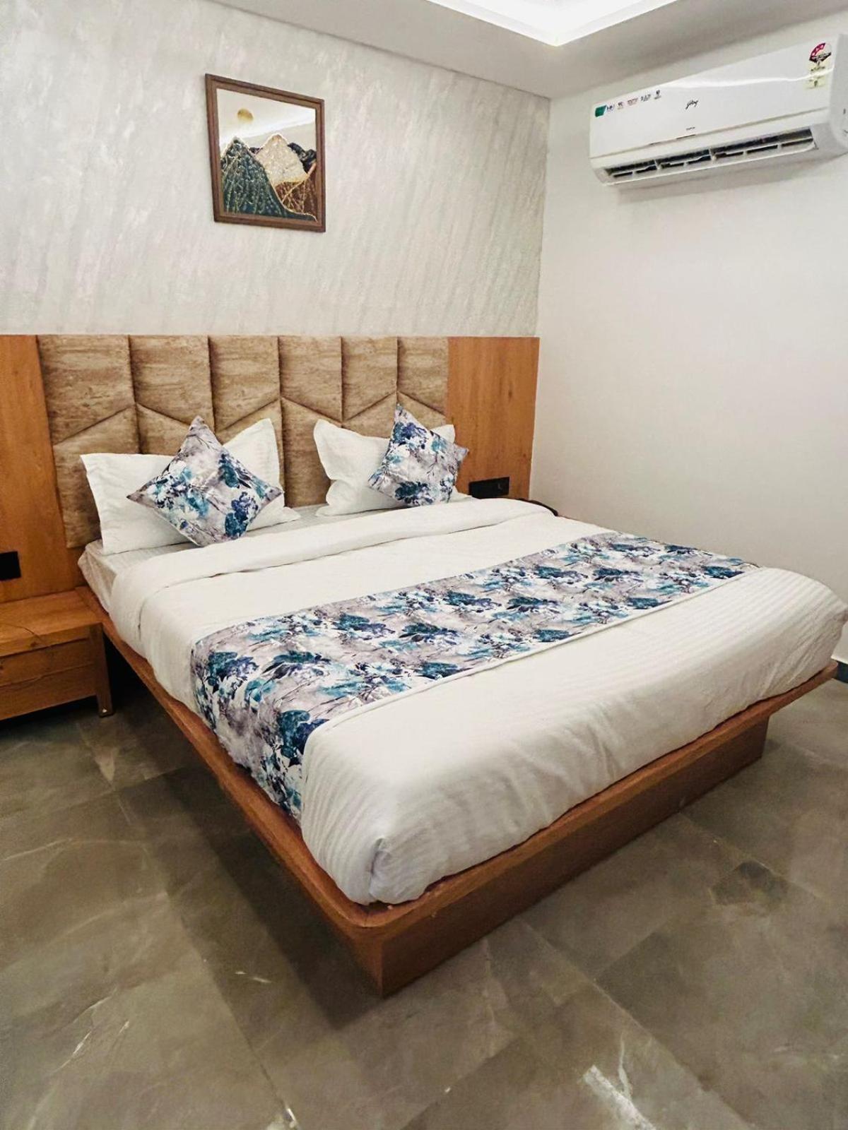 Hotel M Grand Ahmedabad Esterno foto