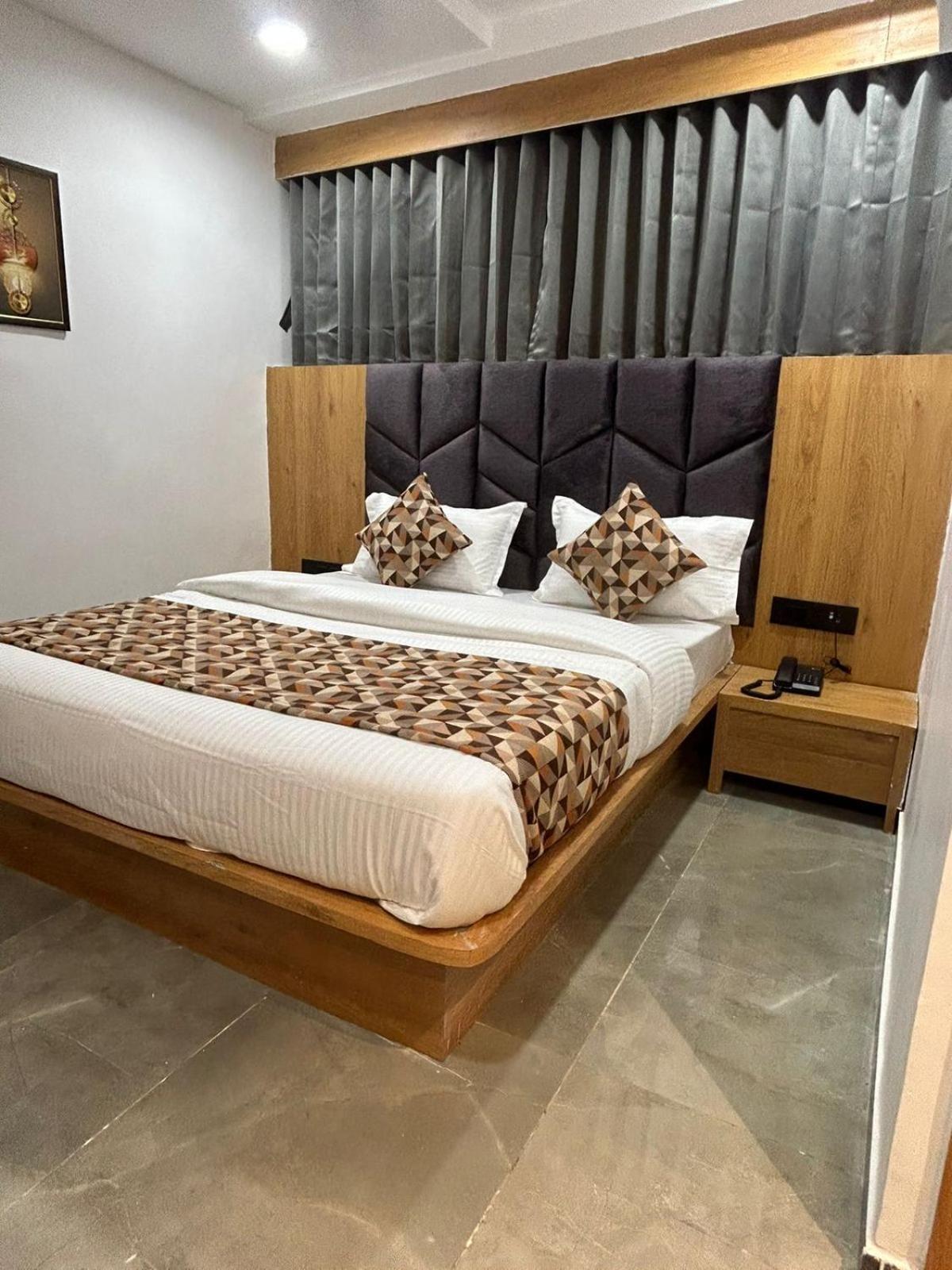 Hotel M Grand Ahmedabad Esterno foto