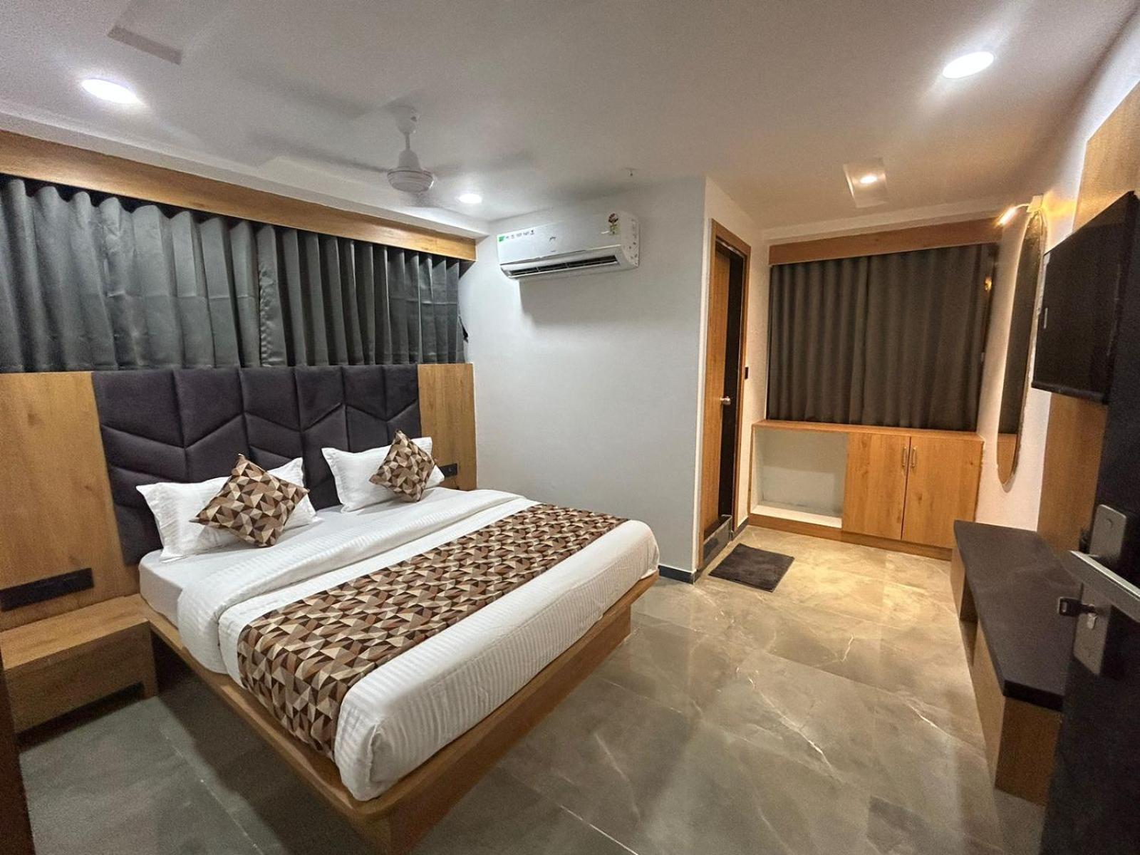 Hotel M Grand Ahmedabad Esterno foto