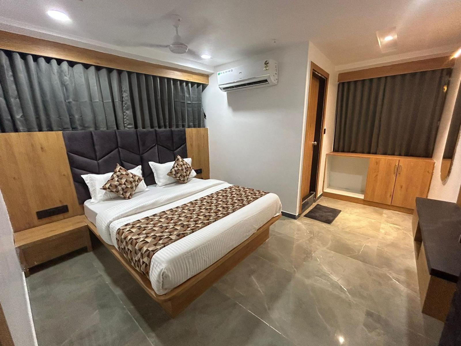 Hotel M Grand Ahmedabad Esterno foto