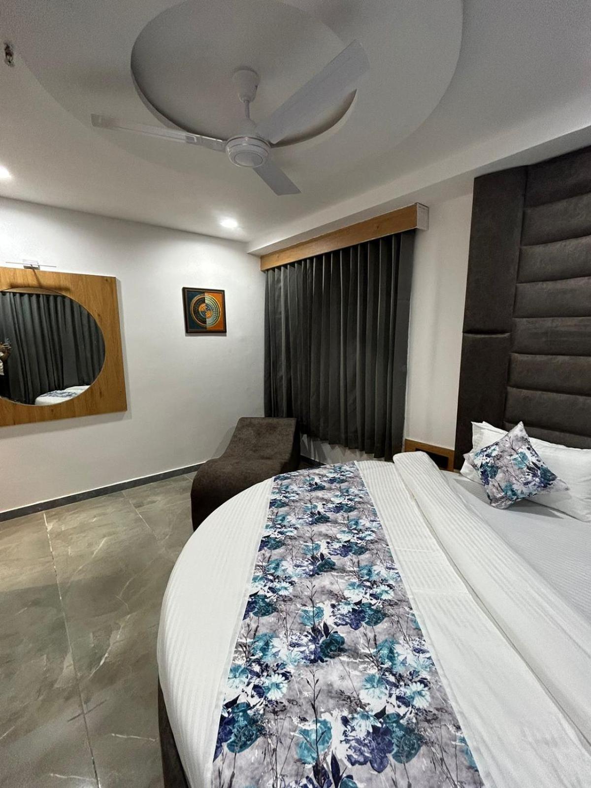 Hotel M Grand Ahmedabad Esterno foto