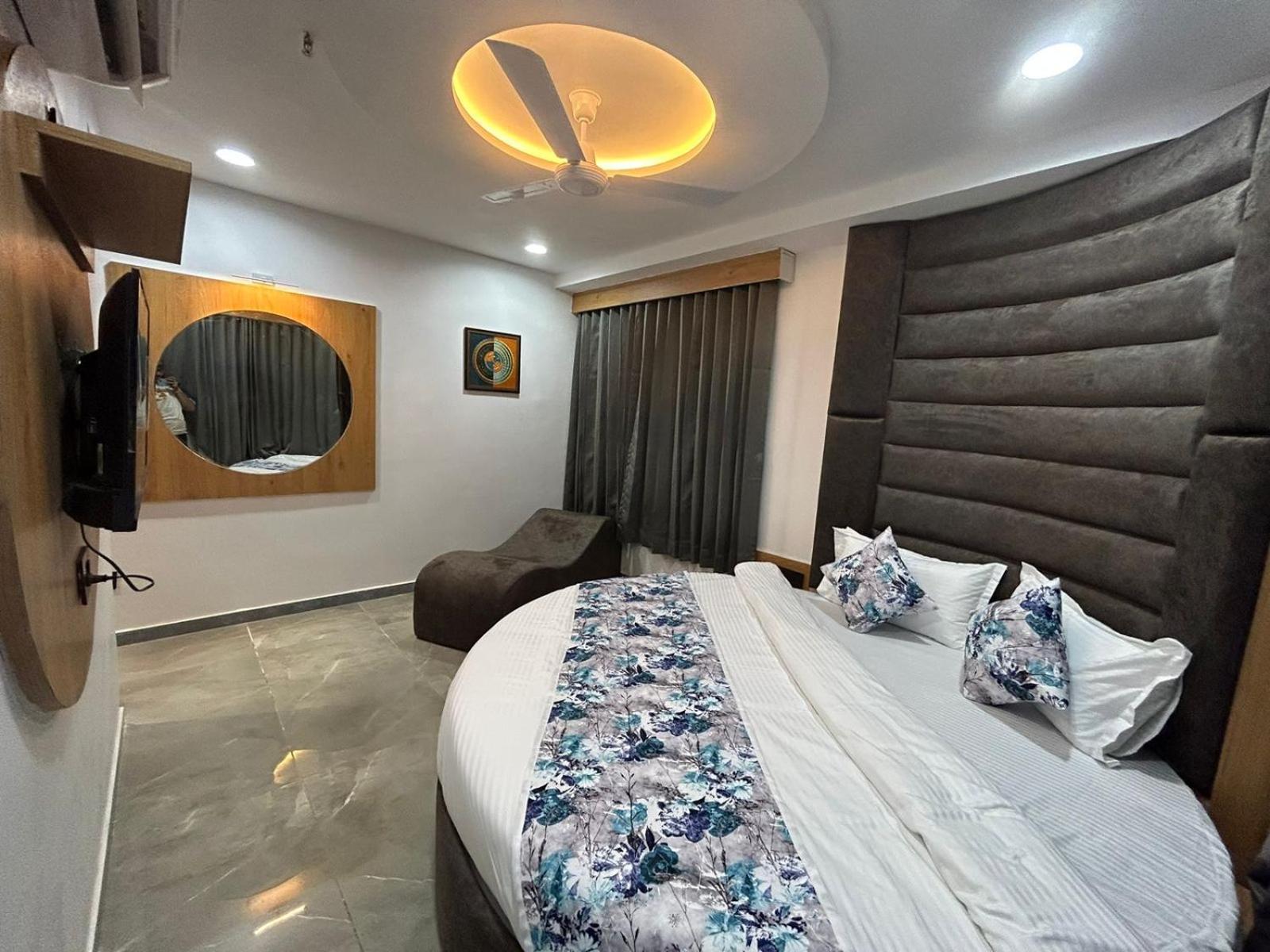 Hotel M Grand Ahmedabad Esterno foto